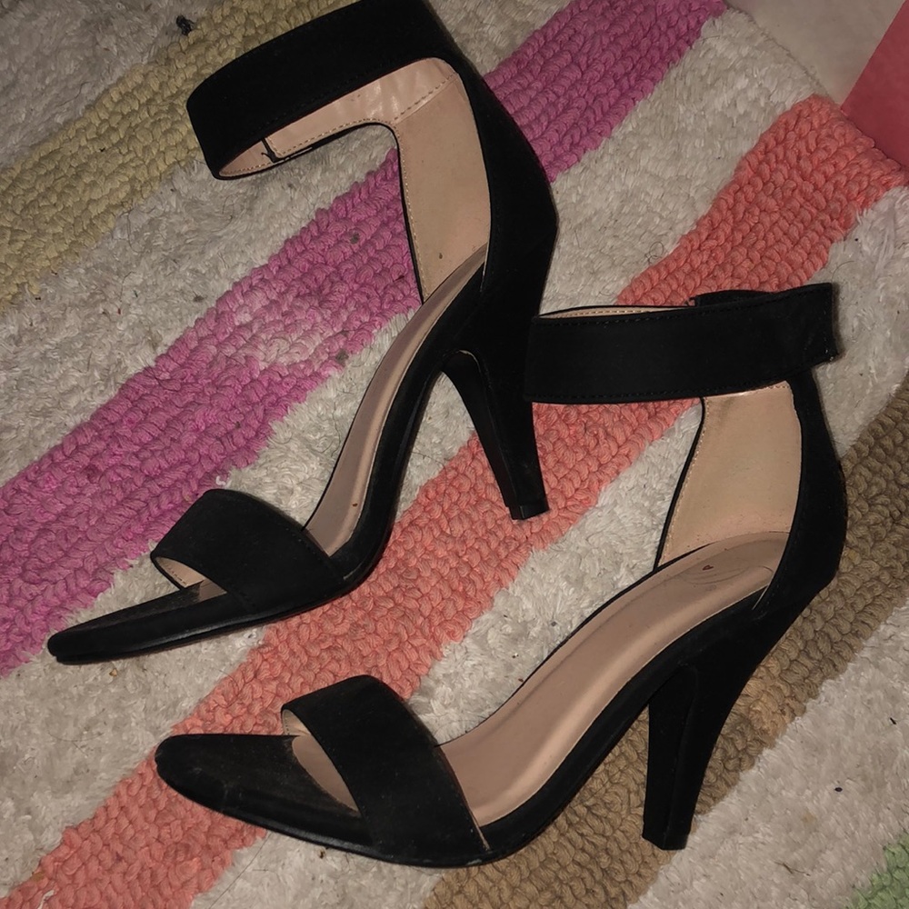 Heels - Picture 2 of 3